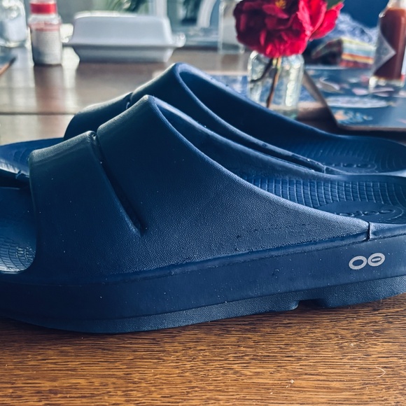 Nearly new Oofos recovery shoes - Picture 3 of 6